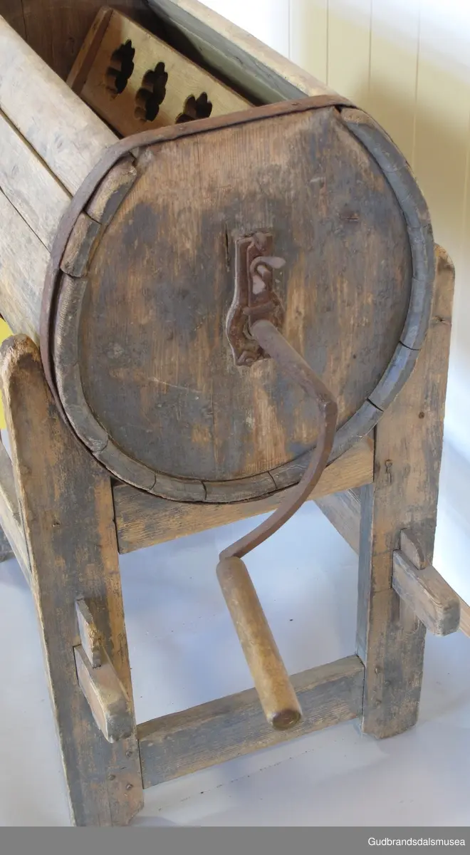 Vindekinne av tre med fast, tønneformet beholder og roterende kall. Sveiv i jern med trehåndtak. Beholderen er lagget med 14 staver og har tre gjorder av jern festet med spiker; spunshull i enden. Den hviler på et stativ av tre, som er tappet med 4 tverrgående sprosser og 2 langsgående.