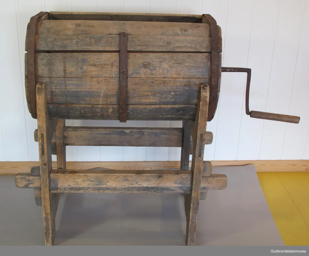 Vindekinne av tre med fast, tønneformet beholder og roterende kall. Sveiv i jern med trehåndtak. Beholderen er lagget med 14 staver og har tre gjorder av jern festet med spiker; spunshull i enden. Den hviler på et stativ av tre, som er tappet med 4 tverrgående sprosser og 2 langsgående.