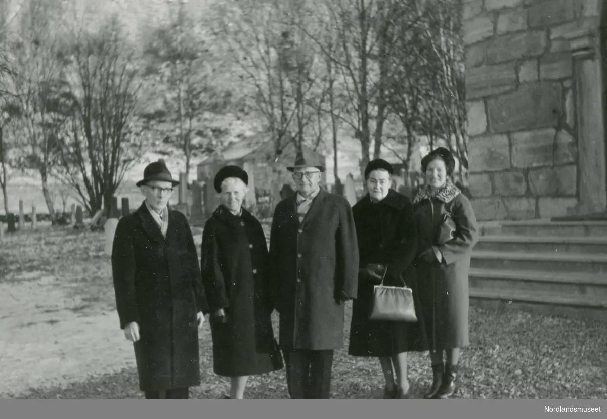 5 personer utenfor inngangen til Steigen kirke. Fra venstre prost Haugen, fru Wisløff, biskop Wisløff, fru Haugen og fru Bugge. 