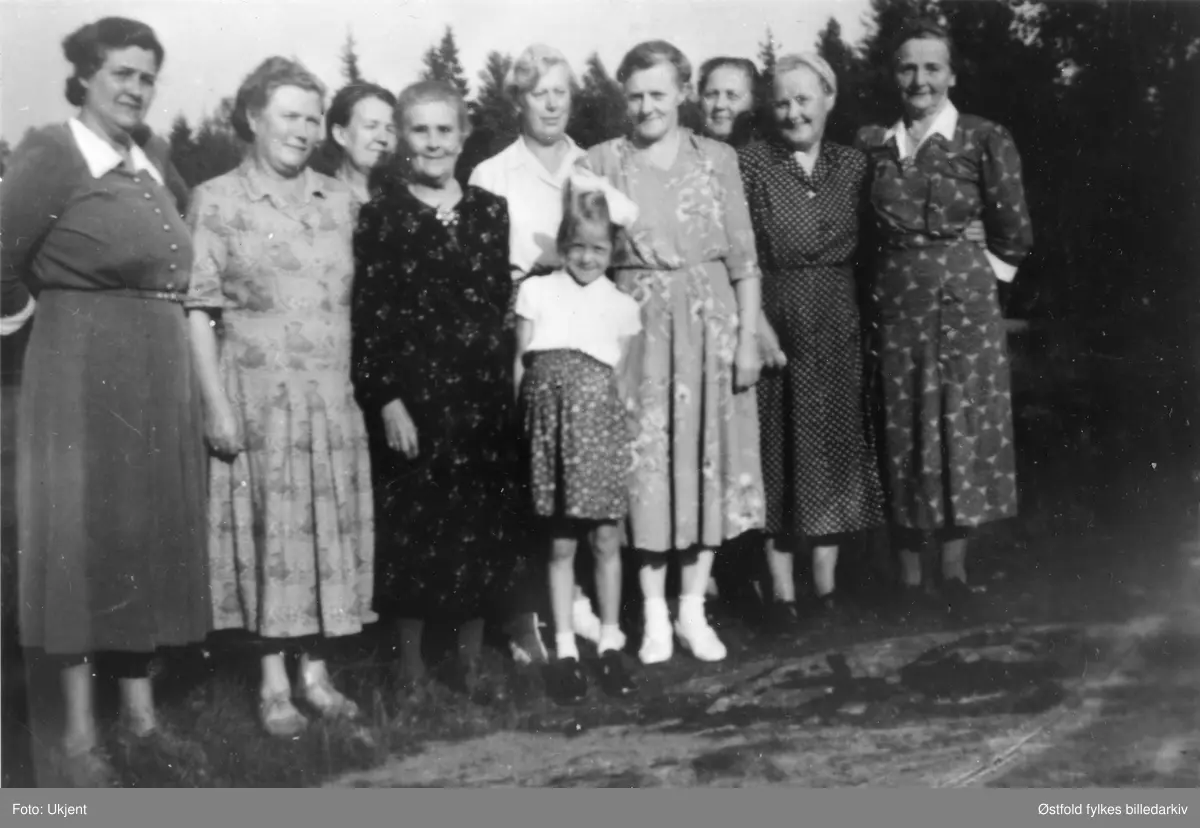 Ise kinamisjon, foreningsmøte, ant. Sagedalen, Skjeberg ca.1952.
Fra venstre: Bergljot Belsby, Kristine Semstrøm, Olga Holmen, Annette Kristiansen, Ingrid Hysestad, Signe Bergli, Martha Trondsæther, Mina Sandaker, Anna Klemsdal, liten pike, Anne May Belsby. 
Alle fra Varteig, unntatt Bergli, Kristiansen & Holmen fra Skjeberg.