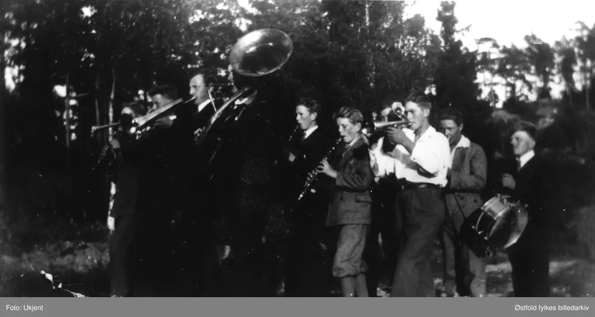 Varteig Musikkforening marsjererer 1934. 
1. rad fra venstre: Hilmar Belsby, Arthur Lunde, Emil Bergerud, Johan Kultorp
2. rad: Anders Lunde, Johan O. Lunde, Olaf Westgaard-hvit skjorte Jens Belsby-skjortekraven utenpå, Thorleif Strømnes med skarptromme.