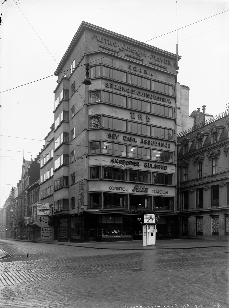 Horngården ved Egertorget i Oslo.
Enkel bod med norske flagg som selger lodd til inntekt for de fattige.