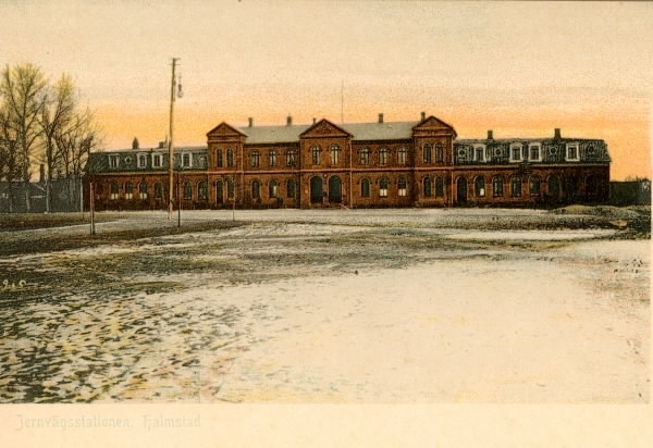 Järnvägsstationen i Halmstad uppfördes till stadens första järnvägsförbindelse, invigd 1877. Målet var att anlägga en bana till Jönköping, för att där anknyta till Södra stambanan (Stockholm-Malmö); därav namnet Halmstad-Jönköpings järnvägsaktiebolag. Första etappen nådde till Värnamo och 1882 låg rälsen klar till Nässjö och det kom även att bli banans slutpunkt.
När Mellersta Hallands järnväg anlades uppfördes stationen Halmstad Norra vid Tivoliparken, som låg närmare stadskärnan. Men den gamla stationen utgjorde ändstation även för den linjen.