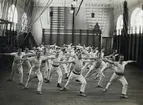 En manlig gymnastiktrupp, trol. i Ringsbergsskolans gymnastiksal, Växjö, 1915.