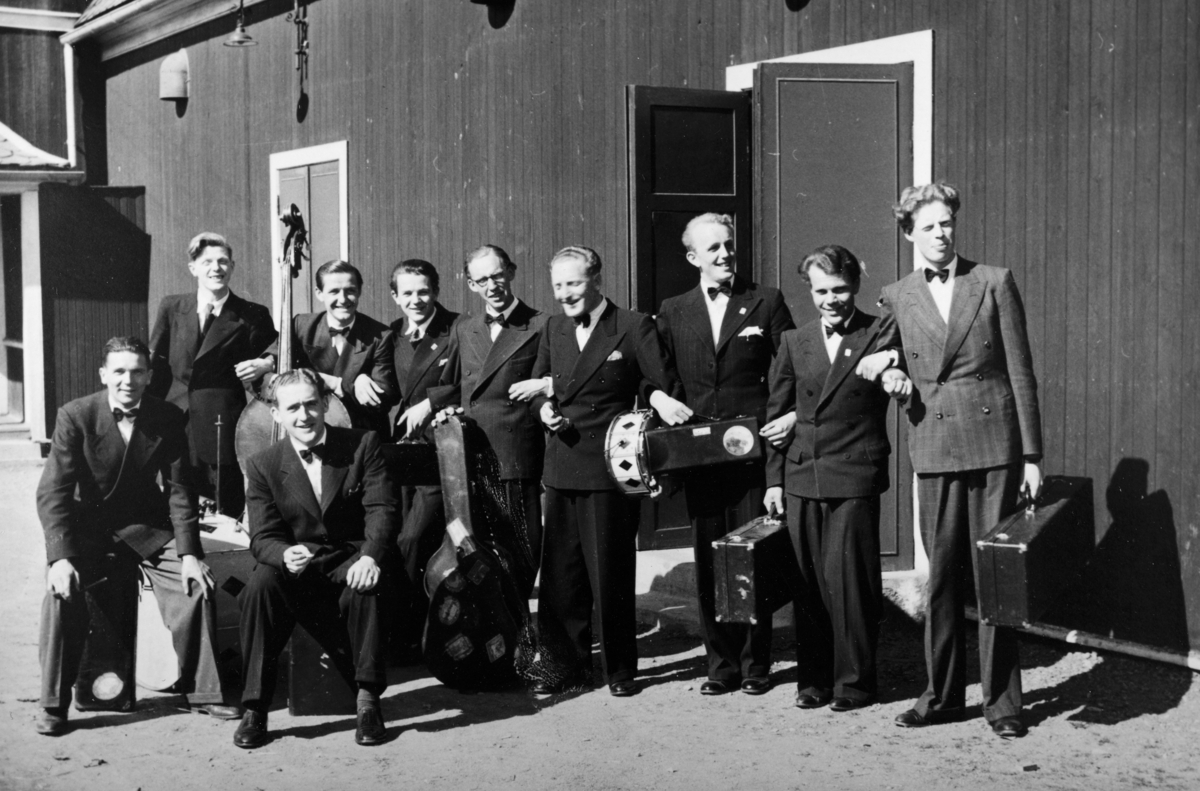Hamar Rytmeorkester, 1943-1944. Foran f.v. Henry "Kaggen" Elfstedt og Egil Hansen. Bak f.v. Wictor Nielsen, Arne Østbye, Gunnar Elfstedt, Kåre Nyhus, Thor Monsen, Henry Gulbrandsen, Kåre Prestsæther, Per Wærnes. Musikkgruppe.