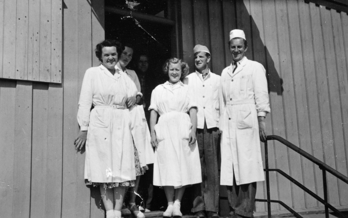 Storhamar Kooperative, butikk, betjening. F.v. Gudrun Nordbye, Olga Johansen, Edel Tofthagen, Karl Larsen, Alfred Dahl.