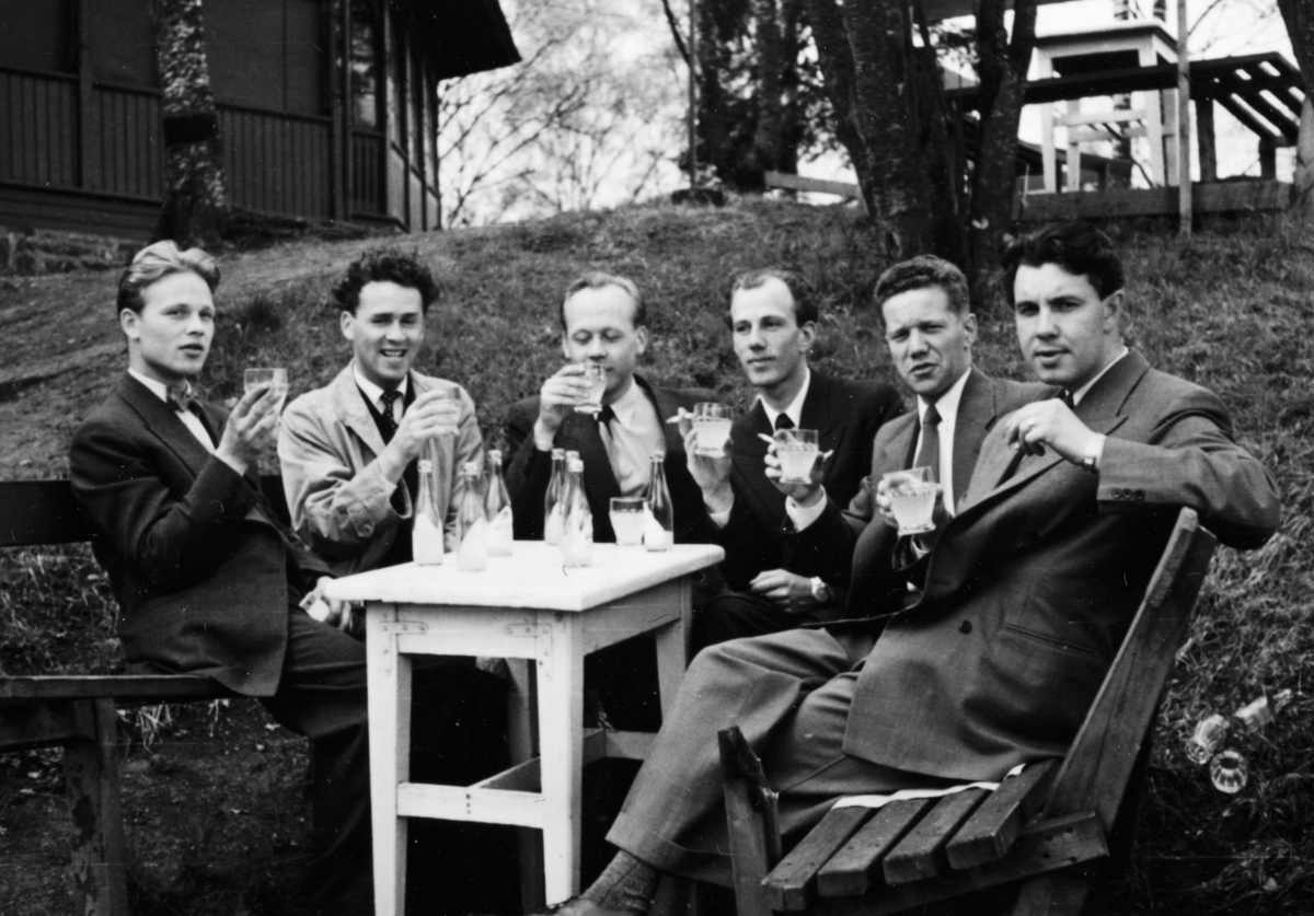 Hamar Park. Menn i dress. F.v. Knut Haaberg, Gunnar Knutsen, Odd Gustavsen, Per Hagen, Thorbjørn Vold, Henry Haakonsen. Uteservering, glass, flasker.