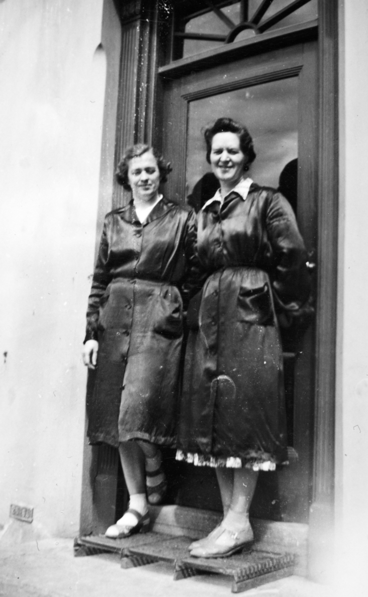 Ekspeditriser, ukjente utenfor Industrien Torggata 21, Hamar. 1930-årene. Startet 15.02.1931, innehaver Jenny Pedersen. Vareutvalg husflid, kortevarer.