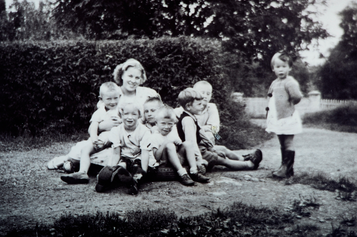 Stensenggården, (Seiersted) 1938-39.  Bakerst Karen Knutsen. Foran f.v. Reidar Arnesen, Kari Tronstad, Arvid Arnesen, Per Hanetho, Jan Engh Inger Larsen. Bakerst Finn Richard Jørstad.