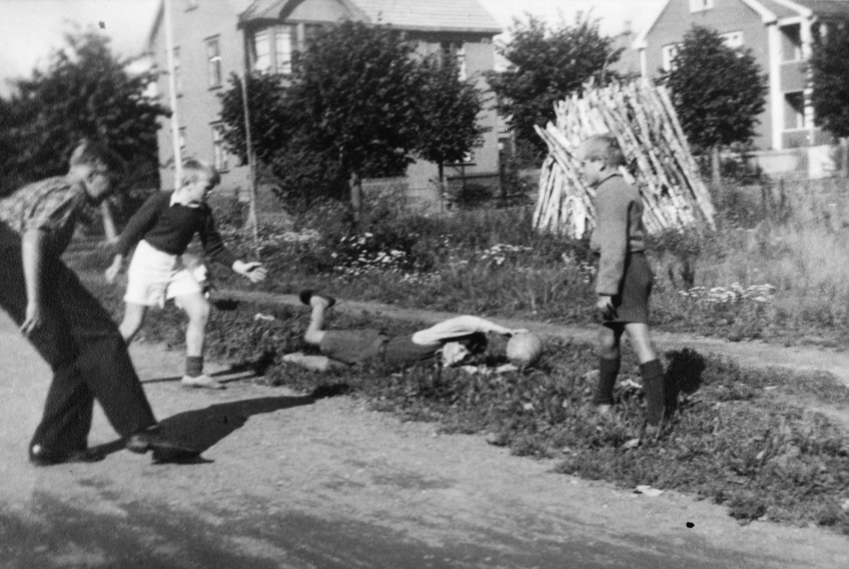 Løkkefotball, Bekkegata, Hamar. F.v. Daniel Leganger, Knut Evensen, Ernolf Staangstad, Per Andersen. Barnelek,