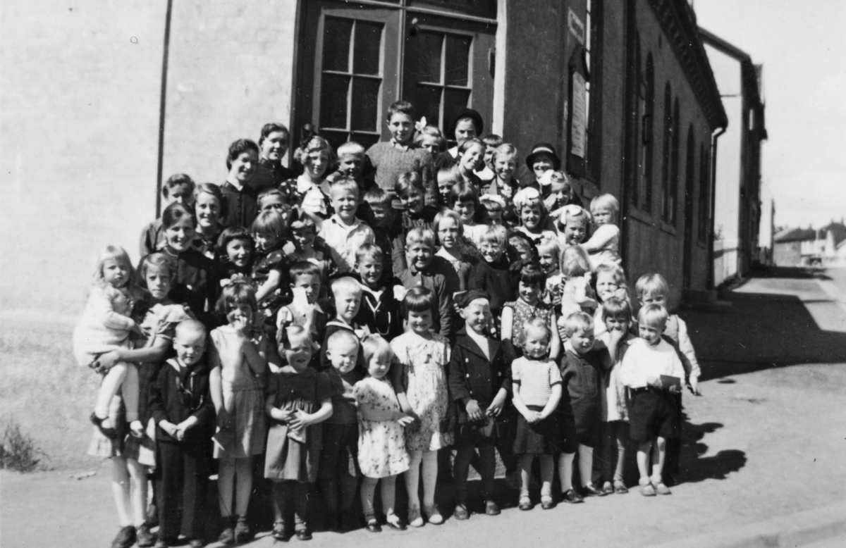 Frelesesarmeens søndagsskole, Hamar. Stor gruppe barn, voksne.