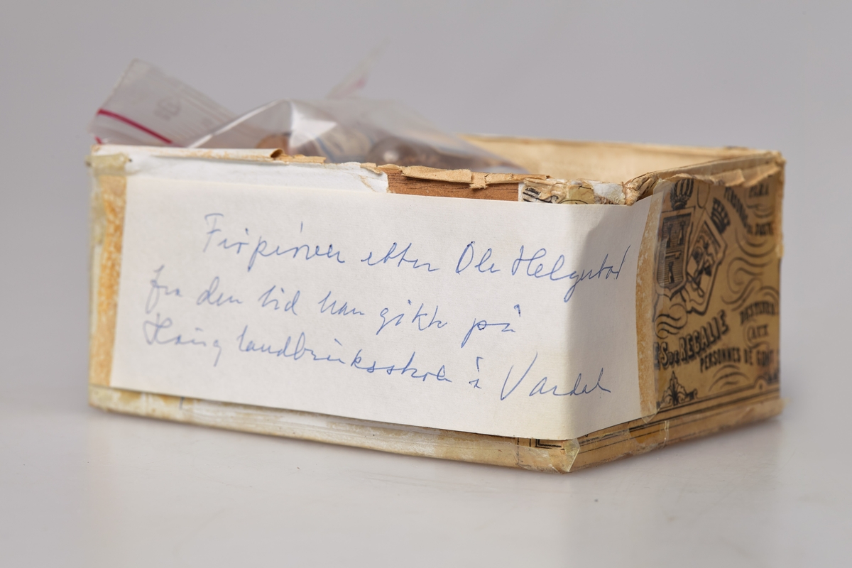 Frøprøver. 29 små prøveglass med etiketter som har frønavnet på norsk og latin. Ole Helgestad f. 1863 har samlet frøprøvene da han gikk på Landbruksskolen på Haug i Vardal 
1. Åkervortemelk 2. Alm 3. Anis 4. Balderbrå. 5. Blodkløver 6. Bojsyre 7. Dunkjempe 8. Engrævehale 9. Fløjelsgras 10. Fløjelsgras 11. Furu 12. Gran 13. Grobladkjempe 14. Humlesneglebelg 15. Hundekjeks 16. Kamgras 17. Kjørvel 17. Klengemaure 19. Kløverbuktet 20. Korsikansk furu 21. Lusern, gul 22. Lerketre 23. Lupin 24. Løvetann 25. Mellstokk 26. Merian 27. Rundbelg 28. Stivbladsvingel  29. Åkerdylle. Opprinnelig skal det ha vært 40 prøver, men nå er bare 29 bevart.