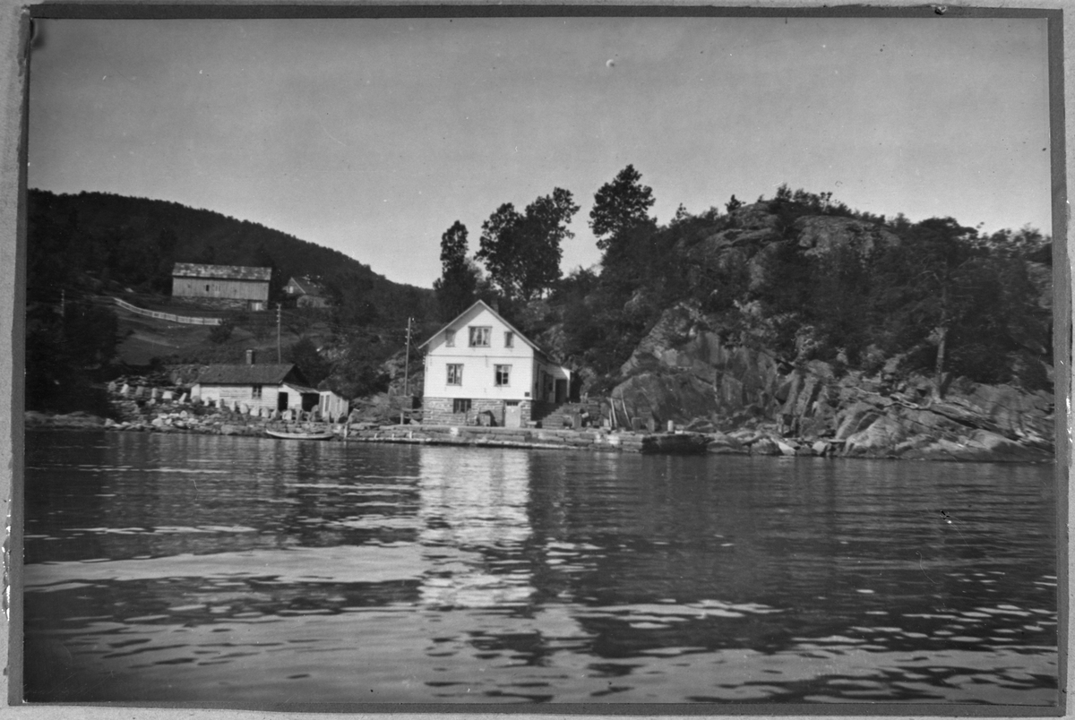 Innbjoa kai på Bjoa, 1910. Midt på biletet er landhandelen, det gamle bakeriet til venstre.