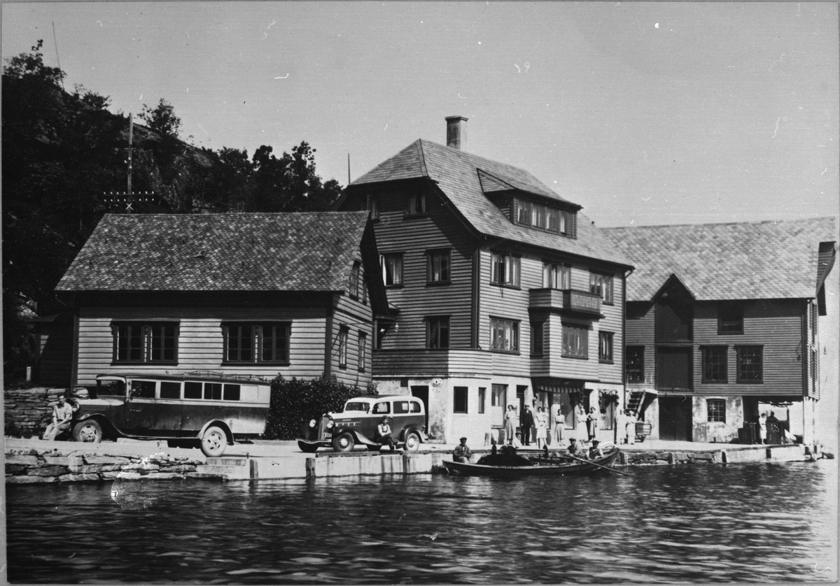 Landhandelen på Innbjoa kai, ca. 1930. Det gamle og det nye handelshuset side ved side. Det gamle vart flytta til Apalvik.