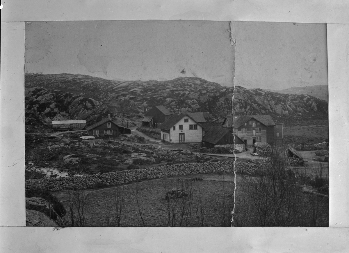 Den gamle mølla i Trovåg, 1914. Mølla til høgre i biletet. Til venstre er stovehuset og smia.