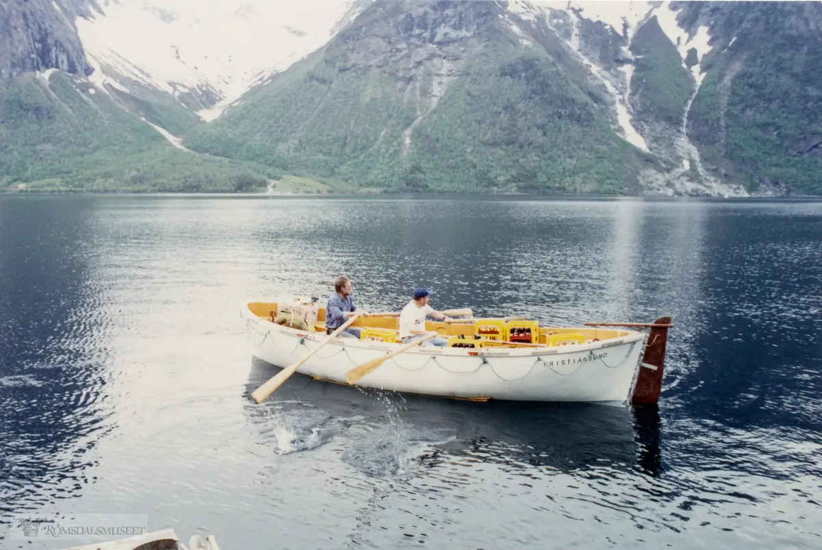 Konrad Moe og Harald Vinje ror mot Hoemsbu..Livbåten fra M/F Rinna.