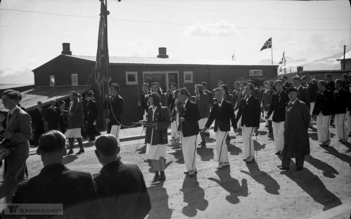 17.mai tog i Storgata med A Lønset i bakgrunnen.