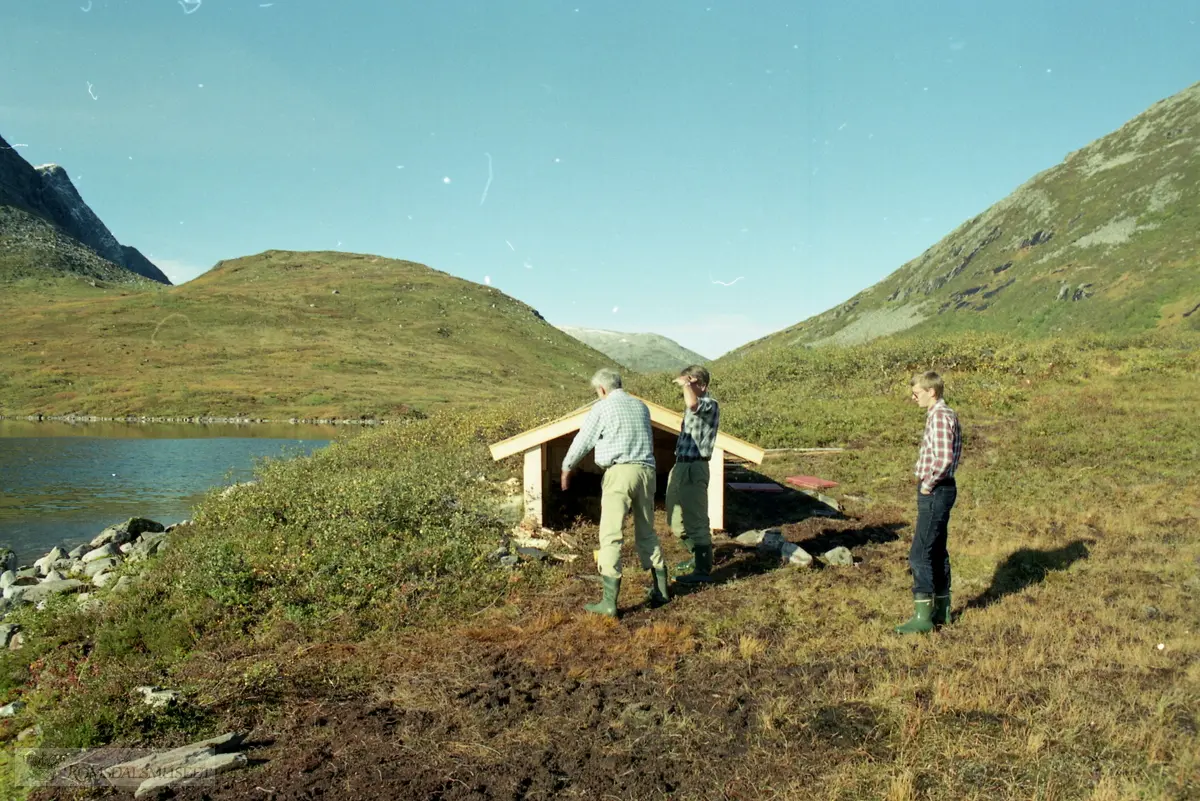 "Naust Måsvassbu september 1990". Bygging av Naust MåsvassbuPetter Svendsen, Ragnar Fagerlie og Rolf EidsæterVistdal Nesset