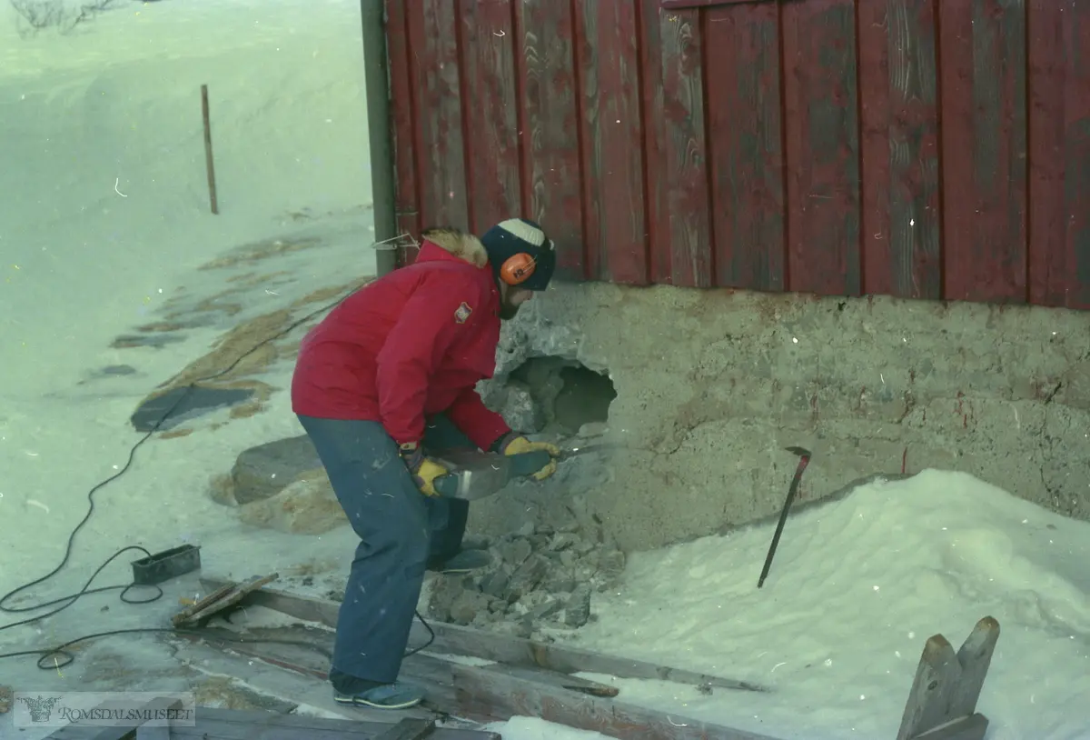 Arne Flusund lager hull i muren på Måsvassbu.