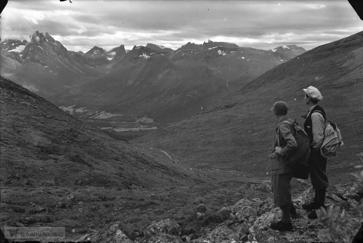 På vei opp Loftskaret i Isfjorden. .Vengedalen på motsatt side.