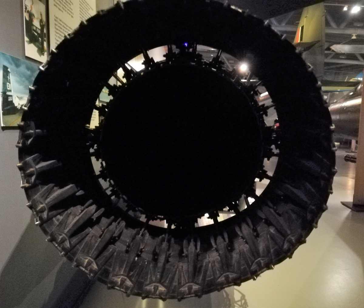 Jetmotor montert på stativ.