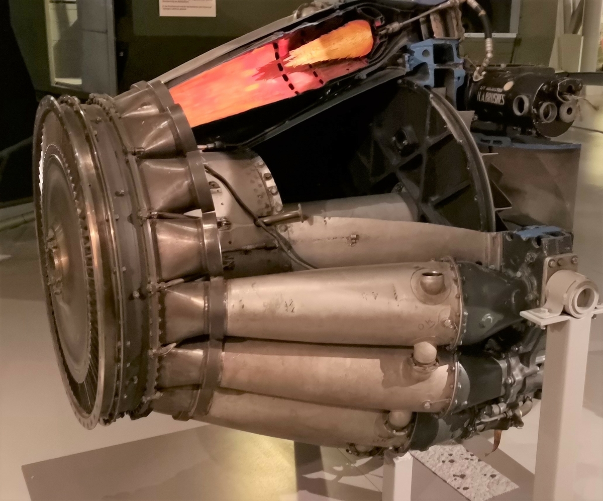 Entrinns turbojetmotor som gir 1500kg skyvekraft ved 10200 omdr/min.