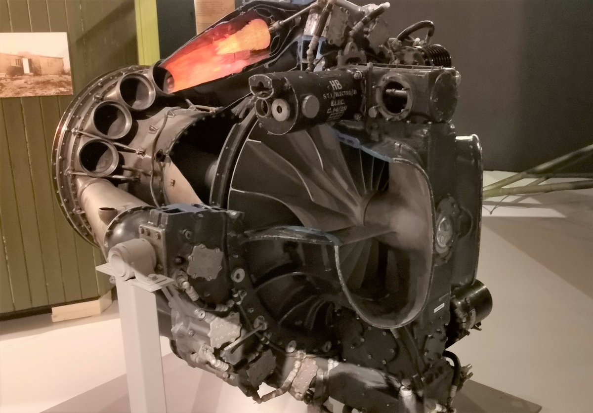 Entrinns turbojetmotor som gir 1500kg skyvekraft ved 10200 omdr/min.