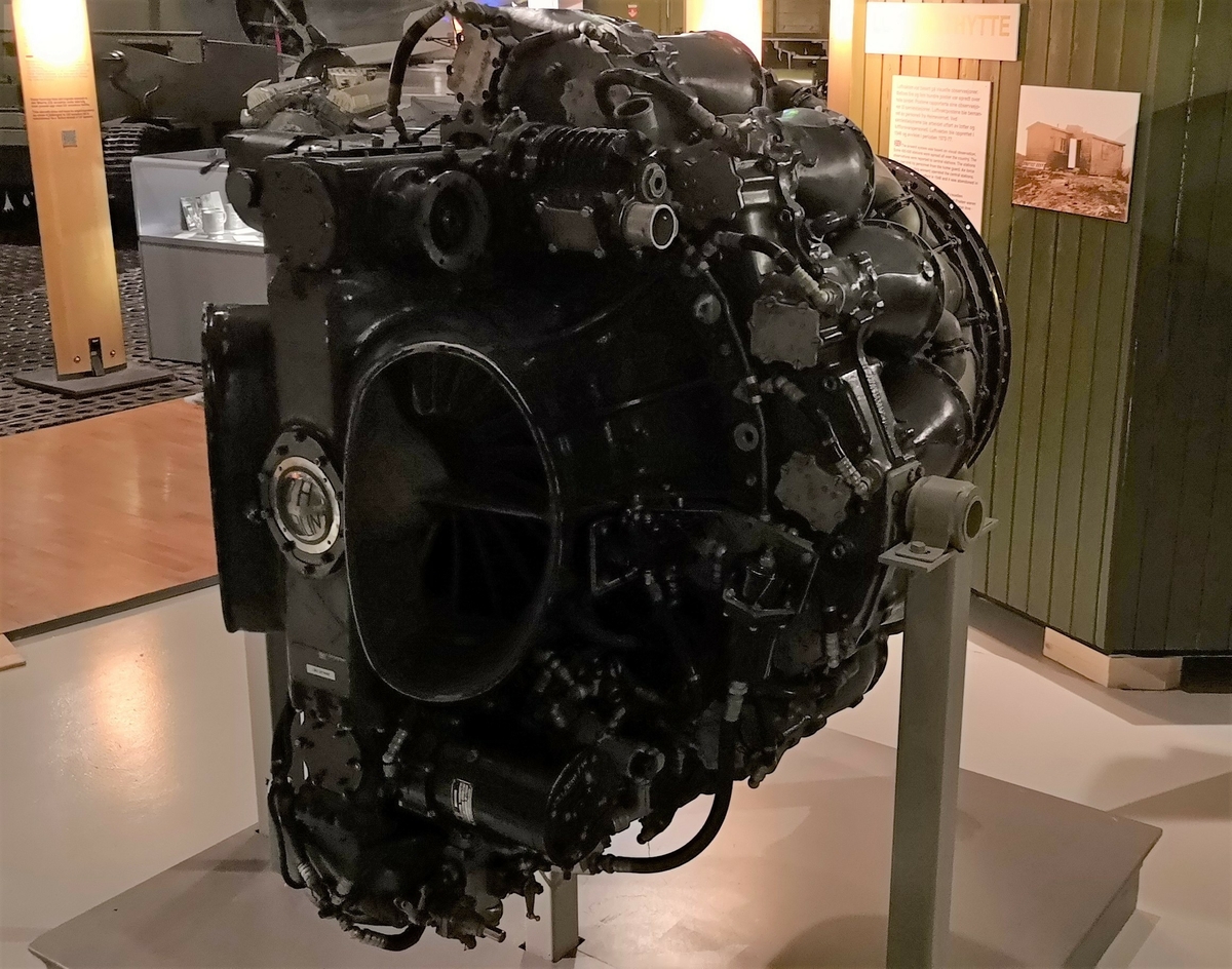Entrinns turbojetmotor som gir 1500kg skyvekraft ved 10200 omdr/min.