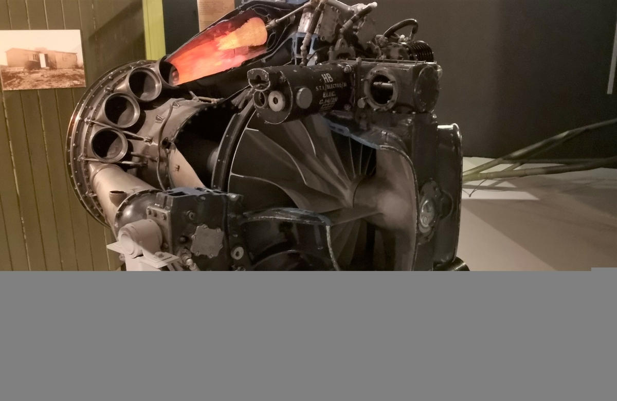 Entrinns turbojetmotor som gir 1500kg skyvekraft ved 10200 omdr/min.