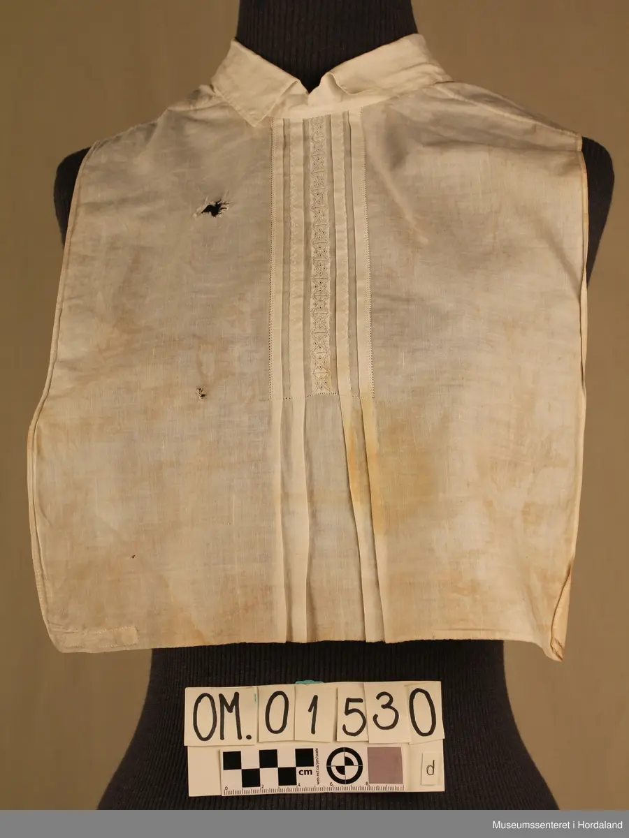 Tretten kvite halvskjorter i diverse utforming.