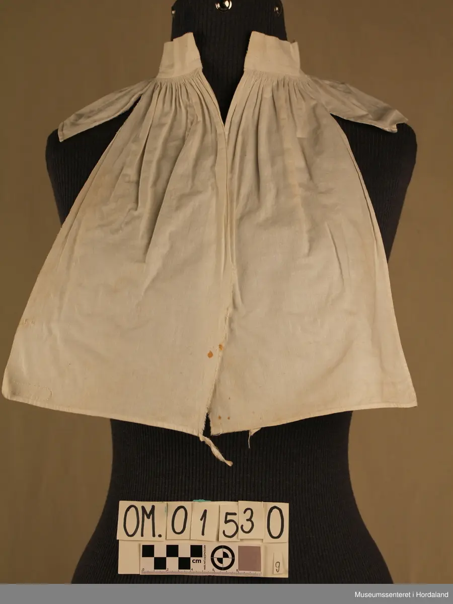 Tretten kvite halvskjorter i diverse utforming.