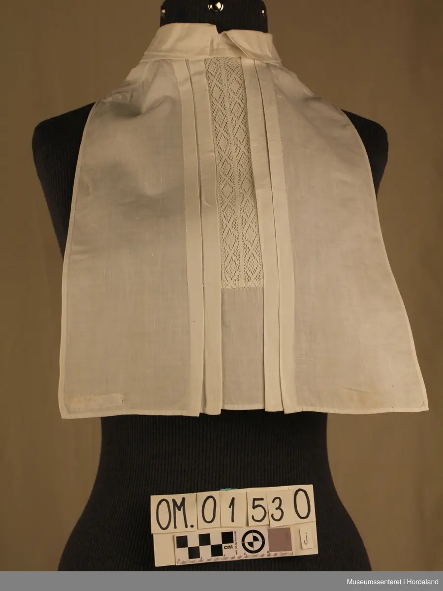 Tretten kvite halvskjorter i diverse utforming.