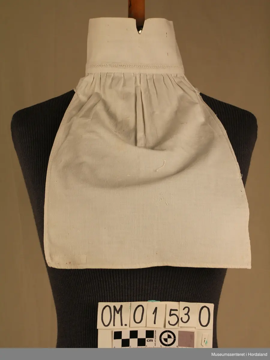 Tretten kvite halvskjorter i diverse utforming.