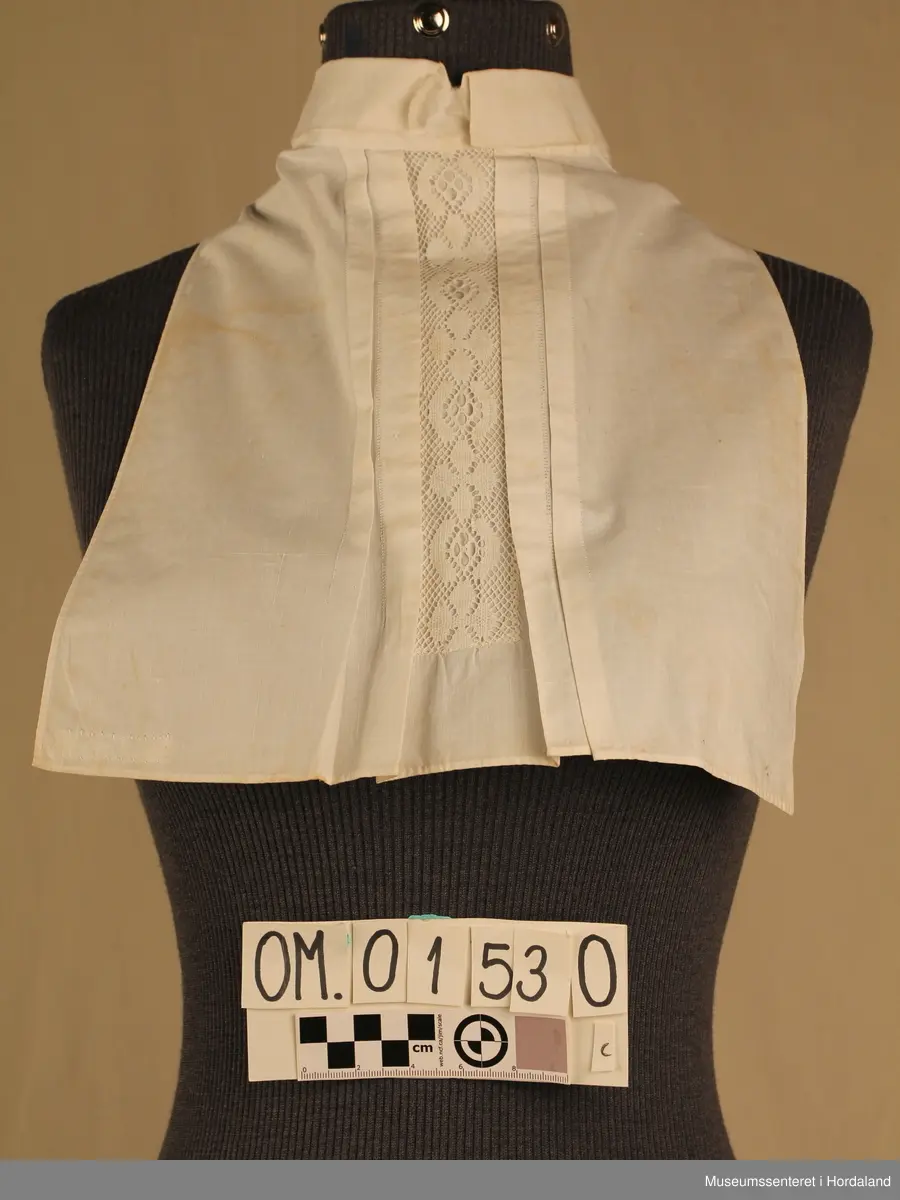 Tretten kvite halvskjorter i diverse utforming.