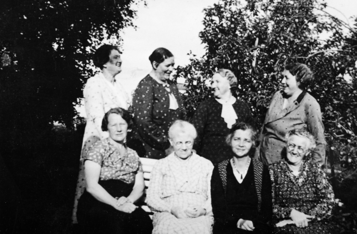 Symøte. Syforening. Rollsløkken, Hamar. 1. rekke f.v. Fru Helgesen, fru Brevig,  fru Jachwitz, fru Kylstad. 2.rekke f.v. fru Nord, fru Pedersen, fru Gundersen, fru Lunaas. (Damene omtalte hverandre bare med etternavn)