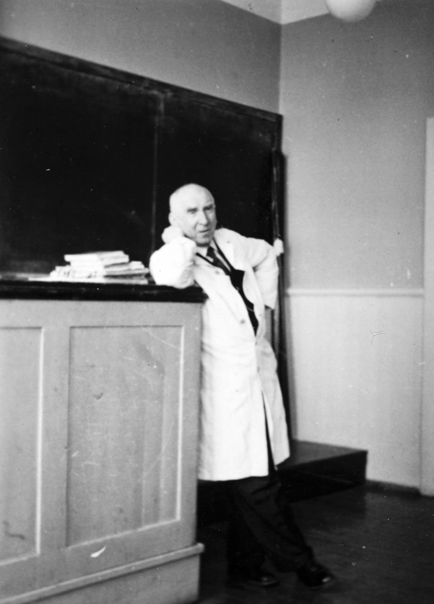 Lektor Johan Vilhelm Cato Grieg, Hamar katedralskole. Klasserom. kateter, tavle.
