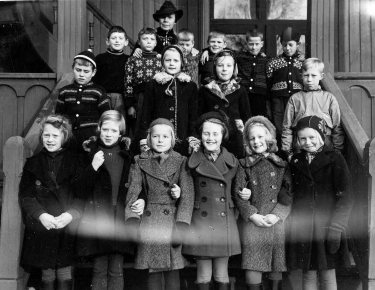 Rollsløkken skole, Hamar. Klasse 4A, undervisning ved Fredvang skole under andre verdenskrig. Tyskerne hadde okkupert skolen under krigen. . rekke f.v. Reidun Ruud, Edele Antonsen, Anne Lise Bredrup, Else Herberg, Svanhild Bakke, Hagen, Ruth Synnøve Jorde. 2. rekke f.v. Steffen Engh, Berit Grøtterud, Hjørdis Søbye, Annar Johansen. 3. rekke f.v. Willy Andersen, Roald Kløvstad, Odd Andersen, Thor Ophus, Arne Reinsfjord, Arne Aasterud. Bakerst lærerinne Sigrid Aaberg.