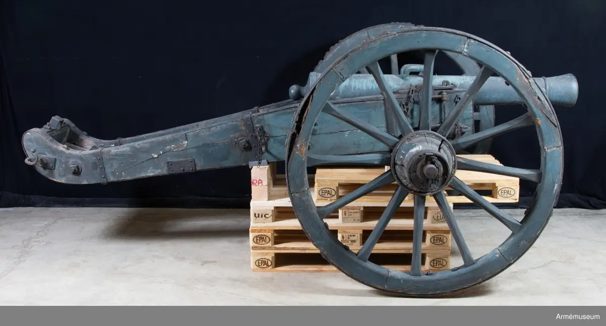 Grupp A:I.

Namn: "Grave" (allvarsam).

Kaliber 9,8 cm. Loppets rel. längd 16 kal. Vikt 400 kg.