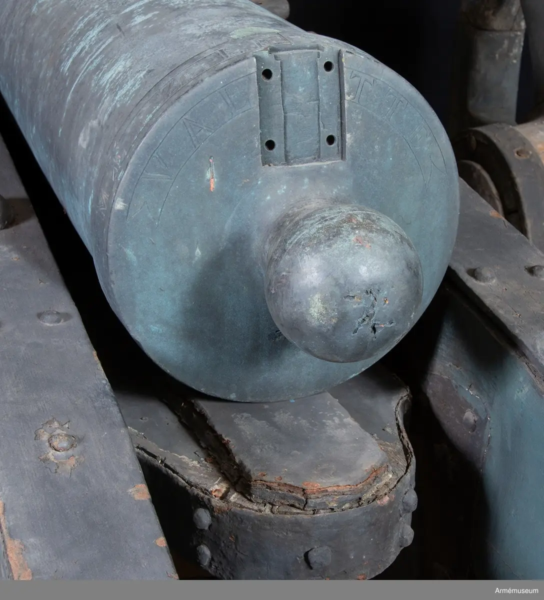 Grupp A:I.

Namn: "Grave" (allvarsam).

Kaliber 9,8 cm. Loppets rel. längd 16 kal. Vikt 400 kg.