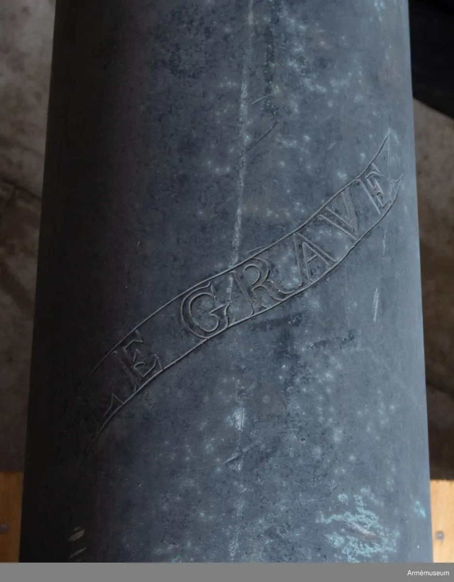 Grupp A:I.

Namn: "Grave" (allvarsam).

Kaliber 9,8 cm. Loppets rel. längd 16 kal. Vikt 400 kg.