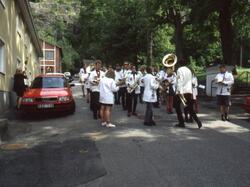 Bild föreställande en paraderande orkester på Norra Kyrkogrä