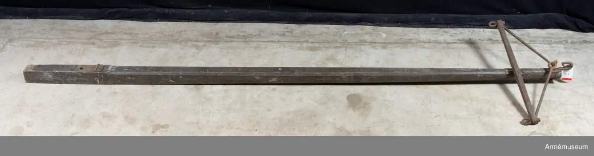 Grå, 3,7 meter lång. Märkt: "4 Batt. K 3".