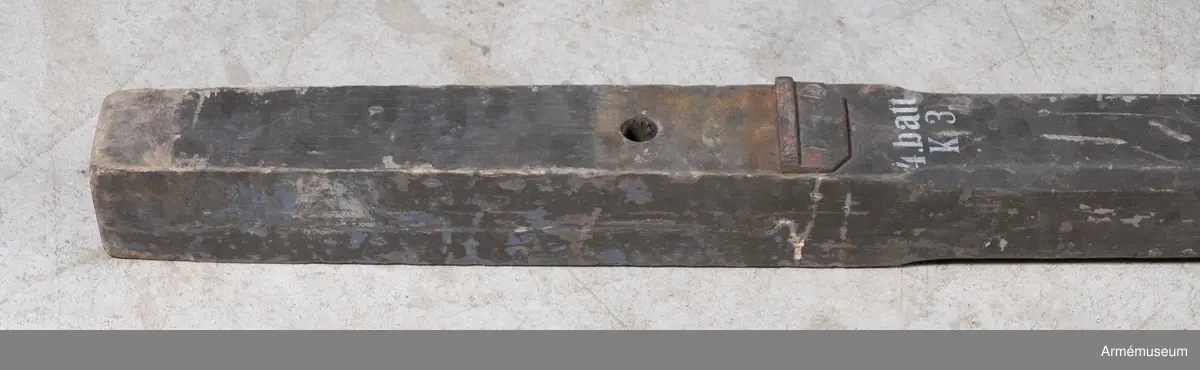 Grå, 3,7 meter lång. Märkt: "4 Batt. K 3".