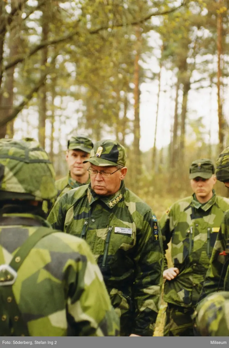 General Johan Hedestedt, överbefälhavare, bakom till vänster överste Bengt Axelsson, chef för Ing 2.