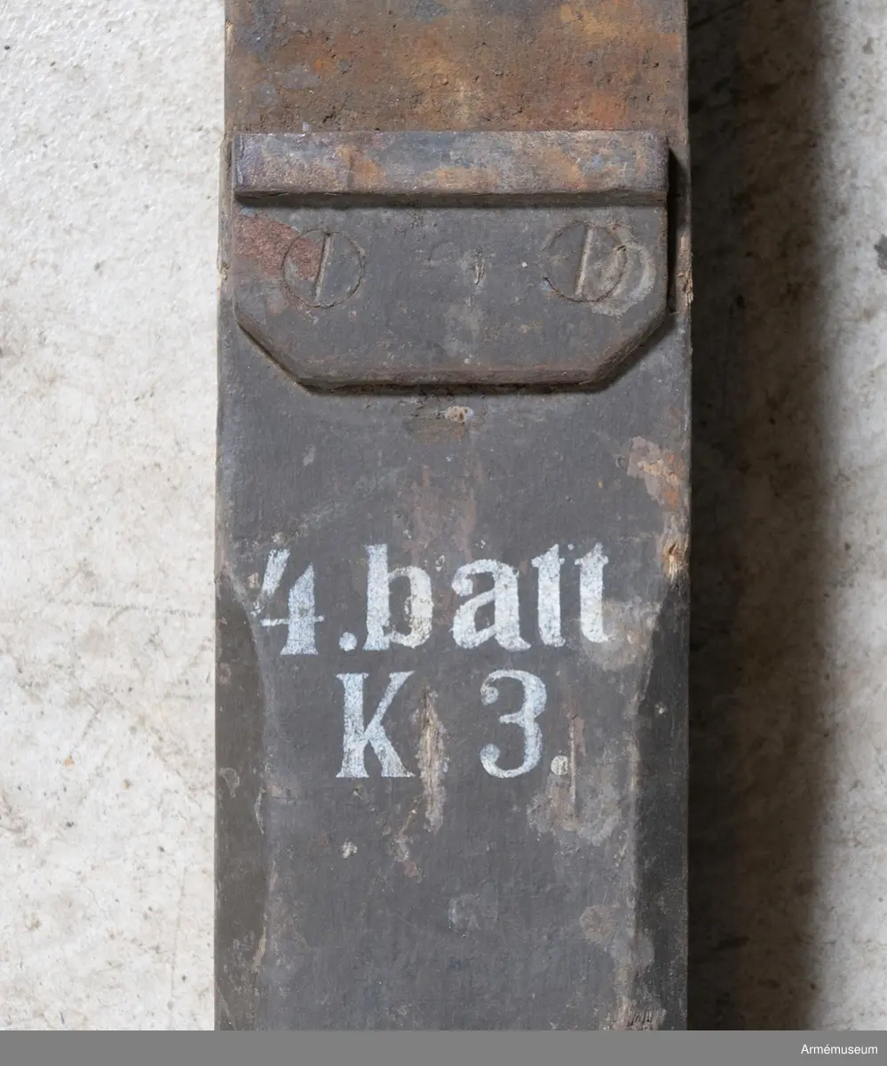 Grå, 3,7 meter lång. Märkt: "4 Batt. K 3".