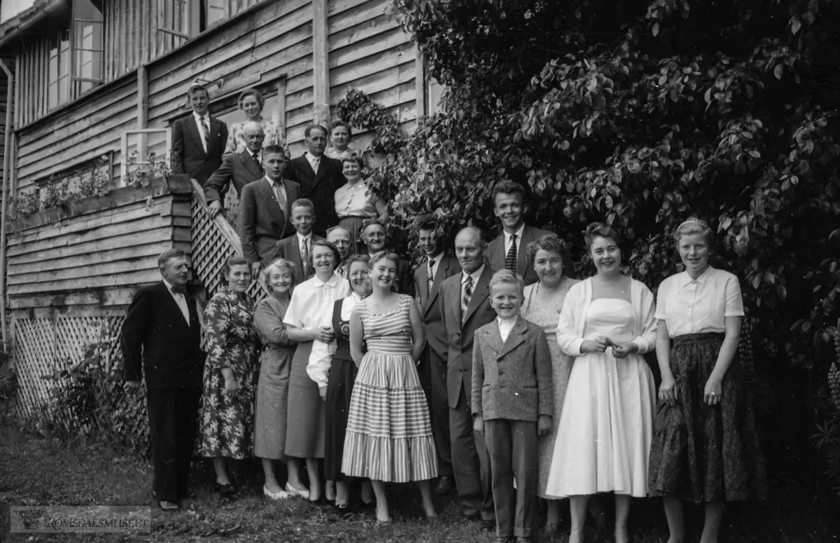 "1957. konfirmasjon Tautra". .Familien Tautra på Kringstad. .Fra konfirmasjonen til Sverre Tautra.