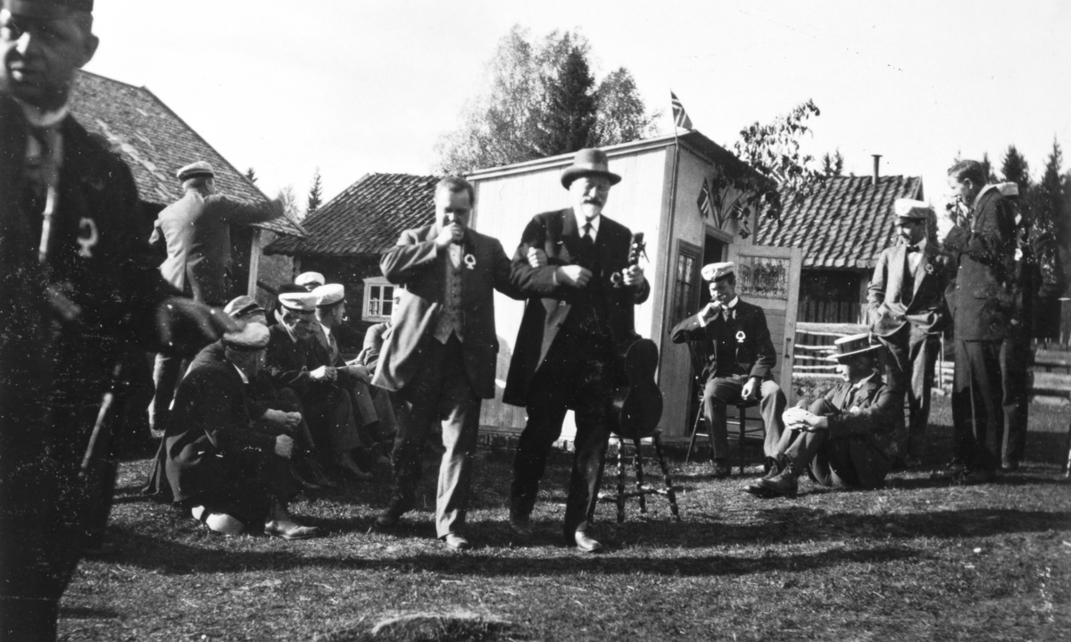 Hamar Korforening. Korsangere, fest, ukjent sted, Furnesåsen(?). Jørgen Larsen, skoleinspektør Paul Sandvik. Helt t.v. skimtes buntmakermester Anton Mauritz Jølstad. Ca. 1913.