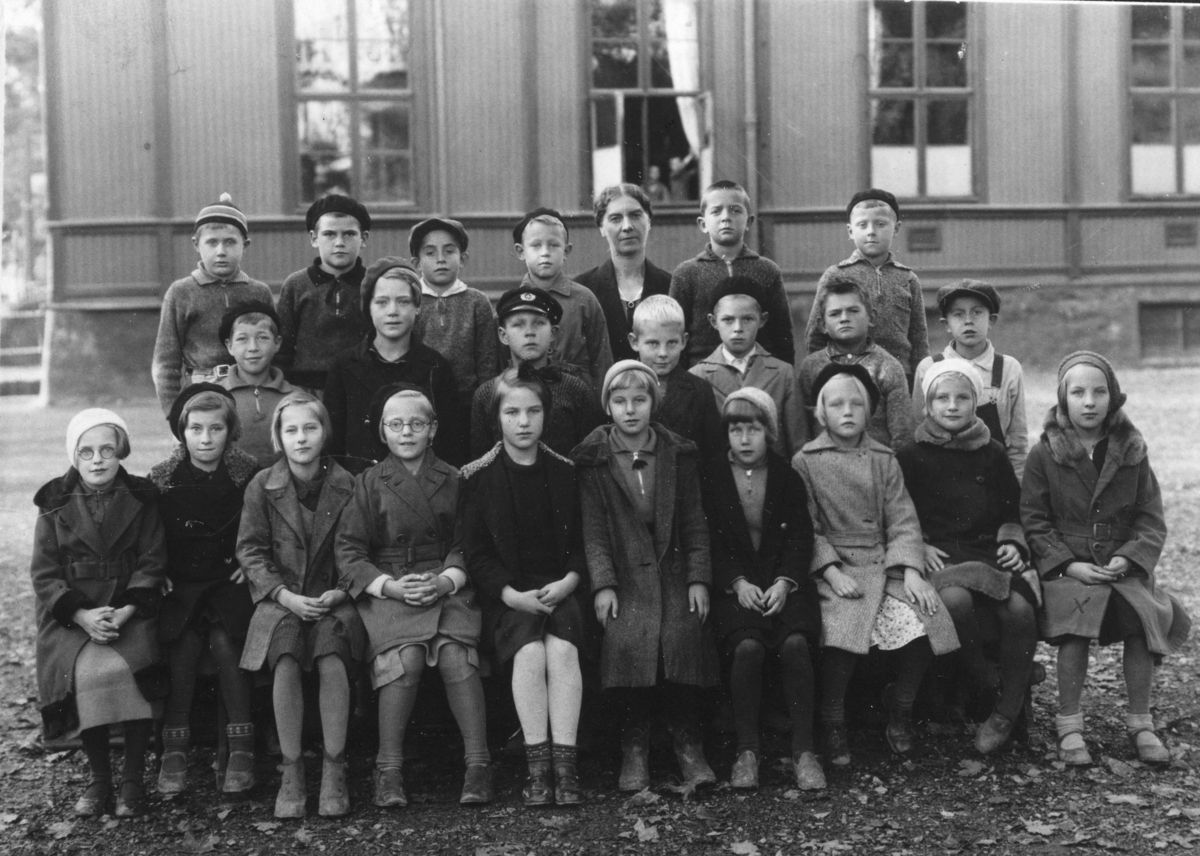 Hamar Folkeskole, Midtbyen skole. Klasse 3A utenfor Pikeskolen 1933-34. 1 rekke f.v. Borgny Marie Maanum, Signe Olsen, Solveig Eliassen, Eldbjørg Kristine Rustad, Randi Helene Larssen, Margit Larsen, Eva Helene Aspeli, Anne Haakenstad, Solveig Helene Larsen, Reidun Valborg "Vesla" Arnesen. 2.rekke f.v. Asbjørn Furuholt, Karin Korslund, Arvid Dyresen, Leiv Olav Midthaug, Ørnulf Johansen, Leif Antonsen, Rolf Martinsen. 3. rekke f.v. Knut Per Dalseng, Thorbjørn Myhre, Egil Stensrud, Ole Aaset Røgeberg, "Frøken" lærer Anna Aaseth, Erik olaussen, Johan Sverre Svendsen.