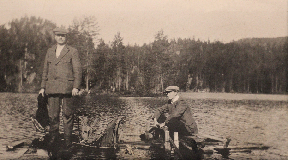 Olaus Thorsdalen f. 1874 med sønnen Einar f. 1909 på fiske i Breskemyrdammen i Saggrenda på flåte.