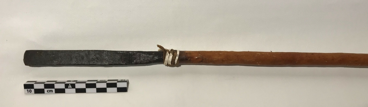 Spydet har spiss på begge endene. Spissen fremme er trekantet,  og den bakre enden har en avlang (firkantet) spiss. Spydet har også dekor av hvite lintråder som er surret pent fast og laget som dusk.